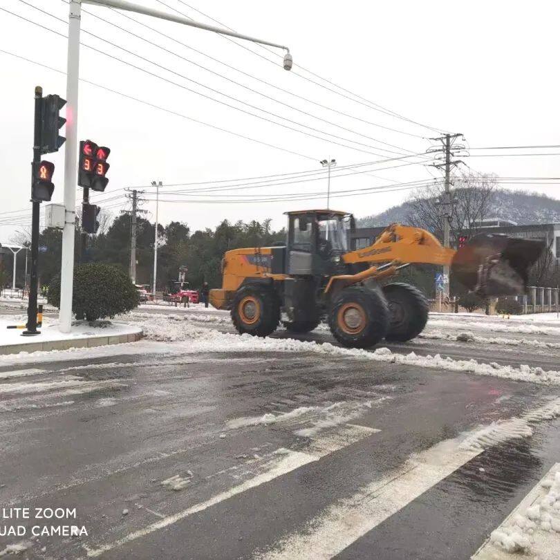 寒潮冰冻暴雪来袭，柳工机械军团破冰除雪在战斗