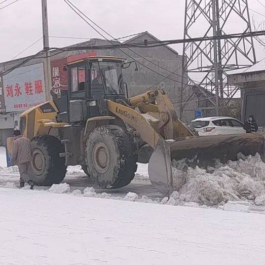 寒潮冰冻暴雪来袭，柳工机械军团破冰除雪在战斗