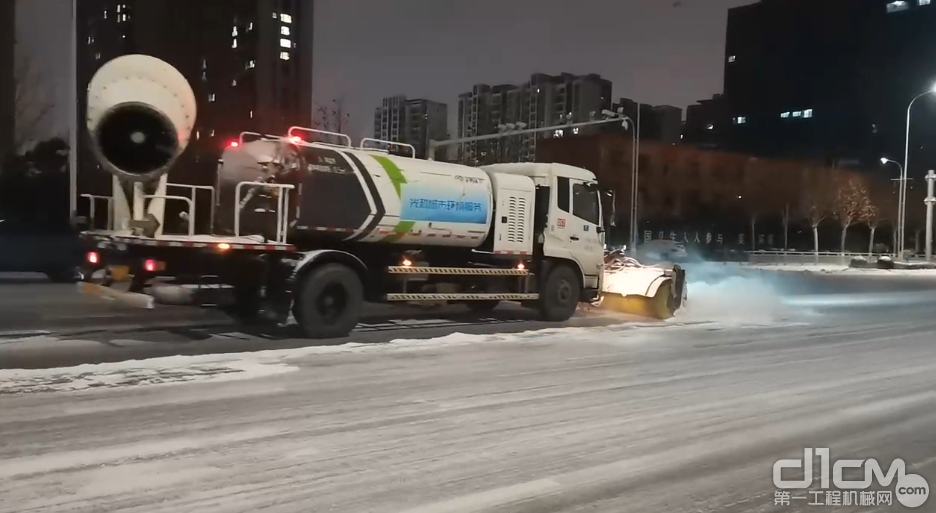 宇通环卫车前部加装雪铲、雪滚进行除雪作业