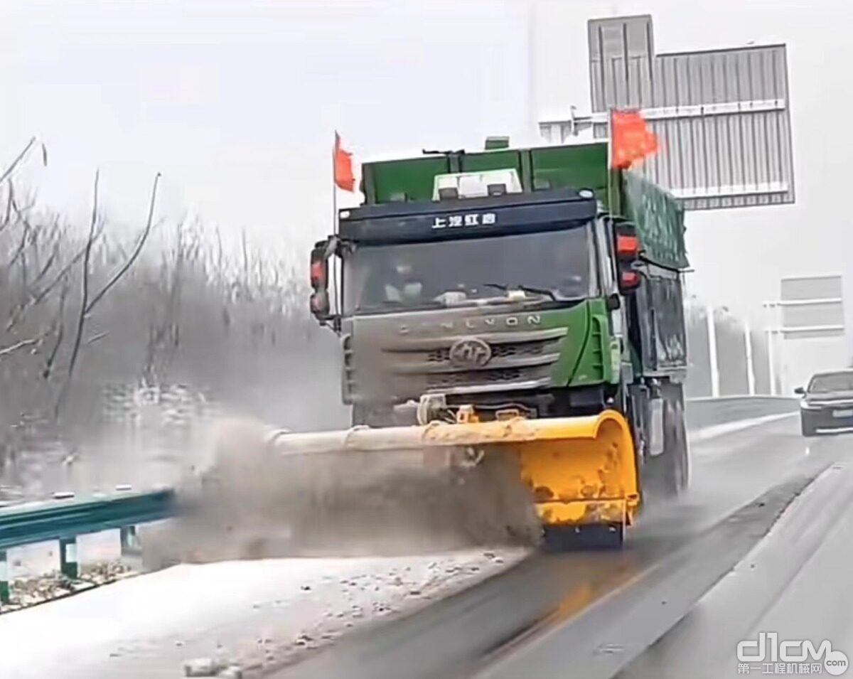 上汽红岩除雪车雪障清除作业