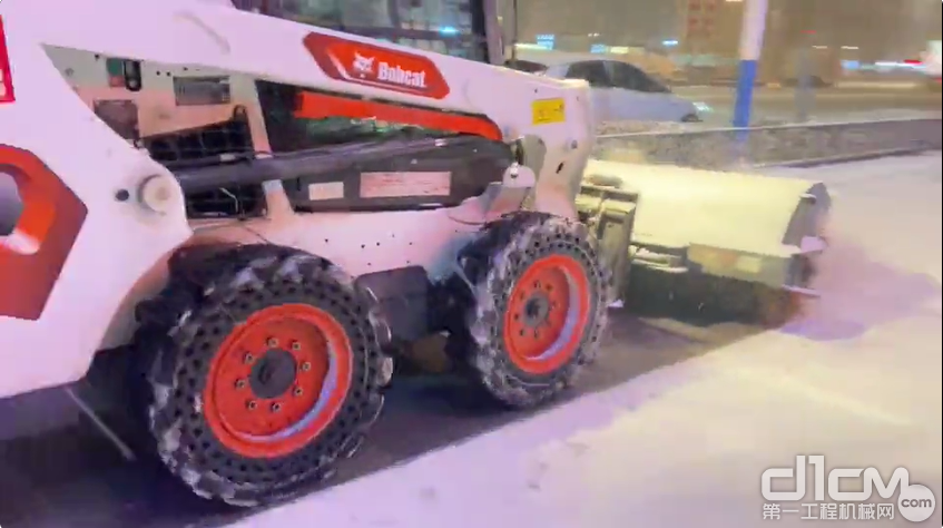 山猫多机型联手清除路上积雪