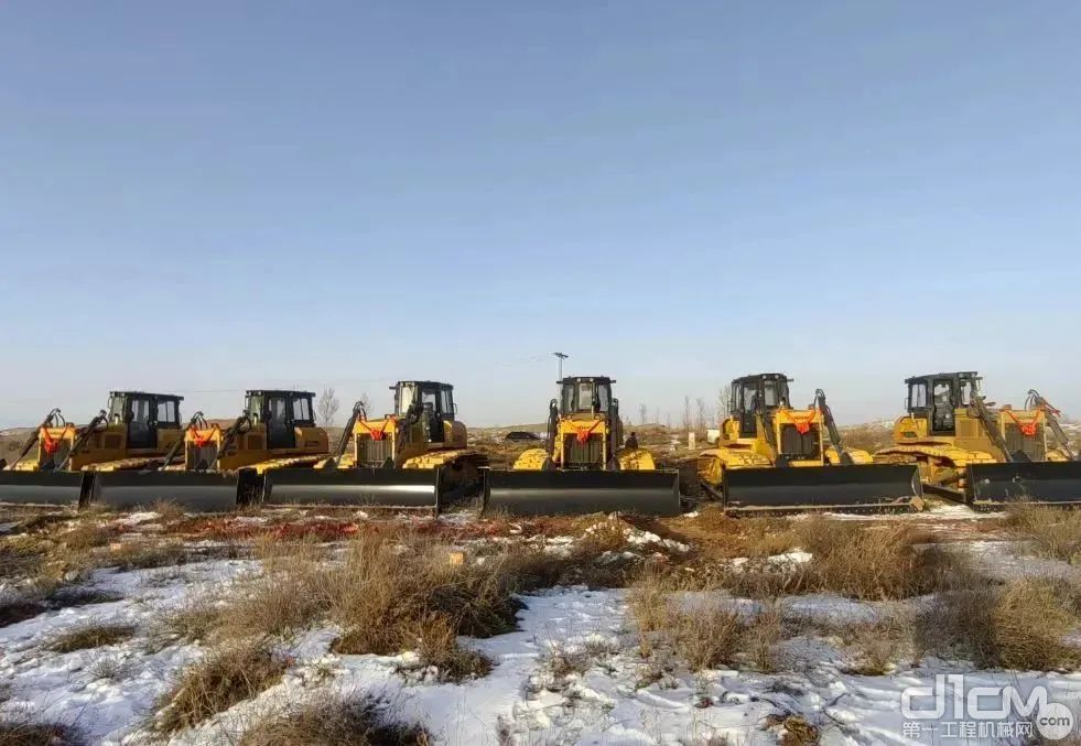 柳工国四推土机再次批量交付，助力内蒙古沙漠规画名目！