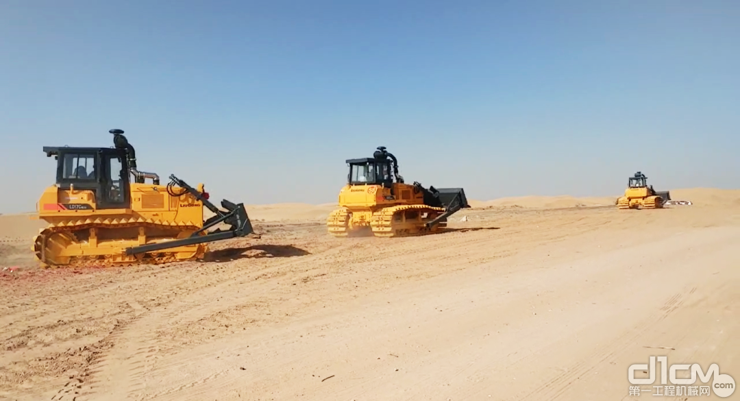 柳工国四推土机再次批量交付助力内蒙古沙漠治理项目！