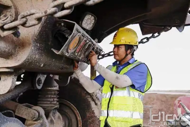 中联矿机驻矿服务工程师正在检修设备