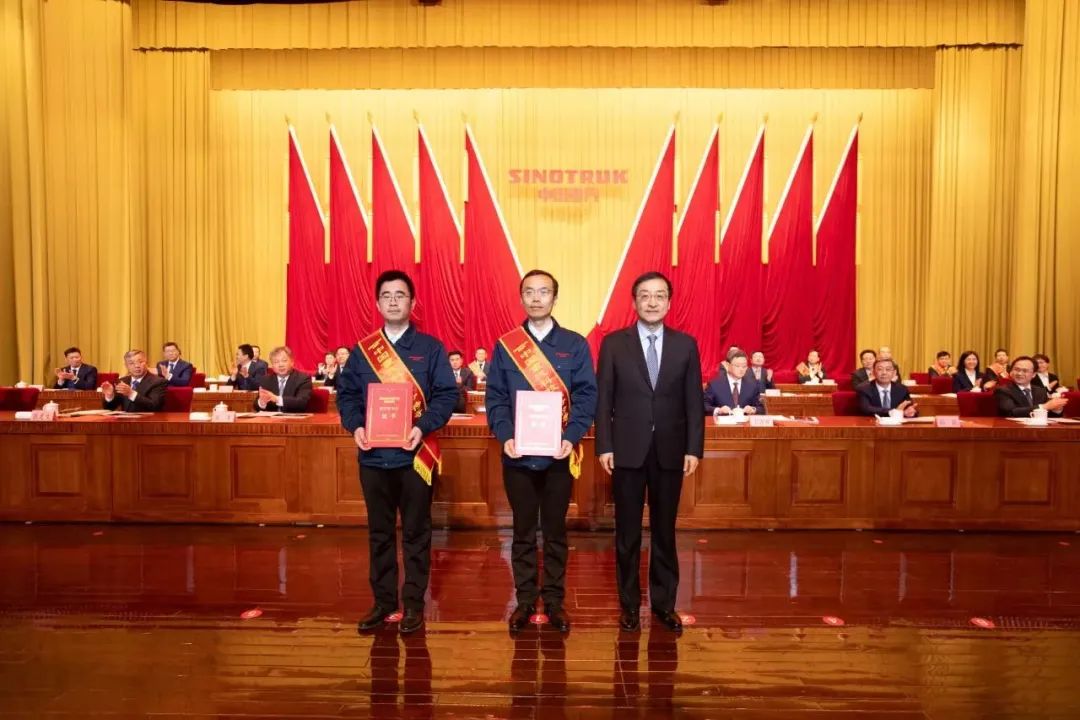 刘强书记为中国重汽2024年度科技进步特等奖获奖代表颁奖。