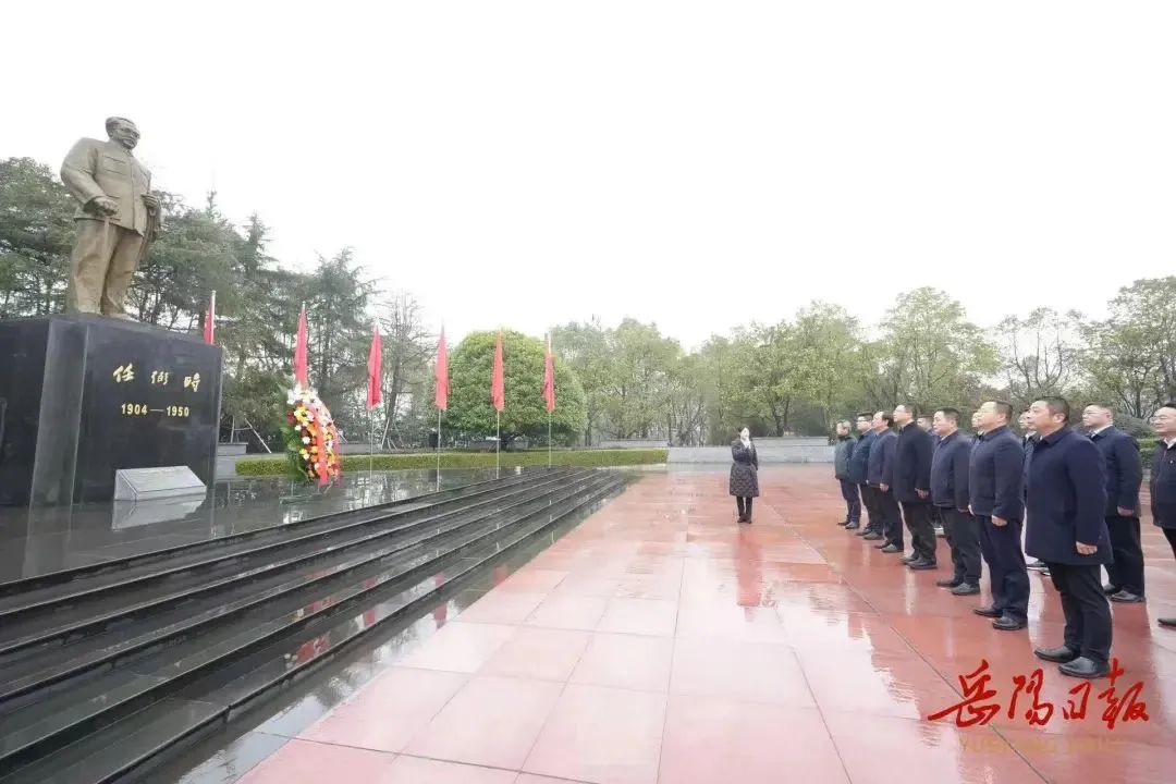 3月5日，谢卫江向任弼时同志铜像敬献花篮，表达对任弼时同志的崇高敬意和深切缅怀。