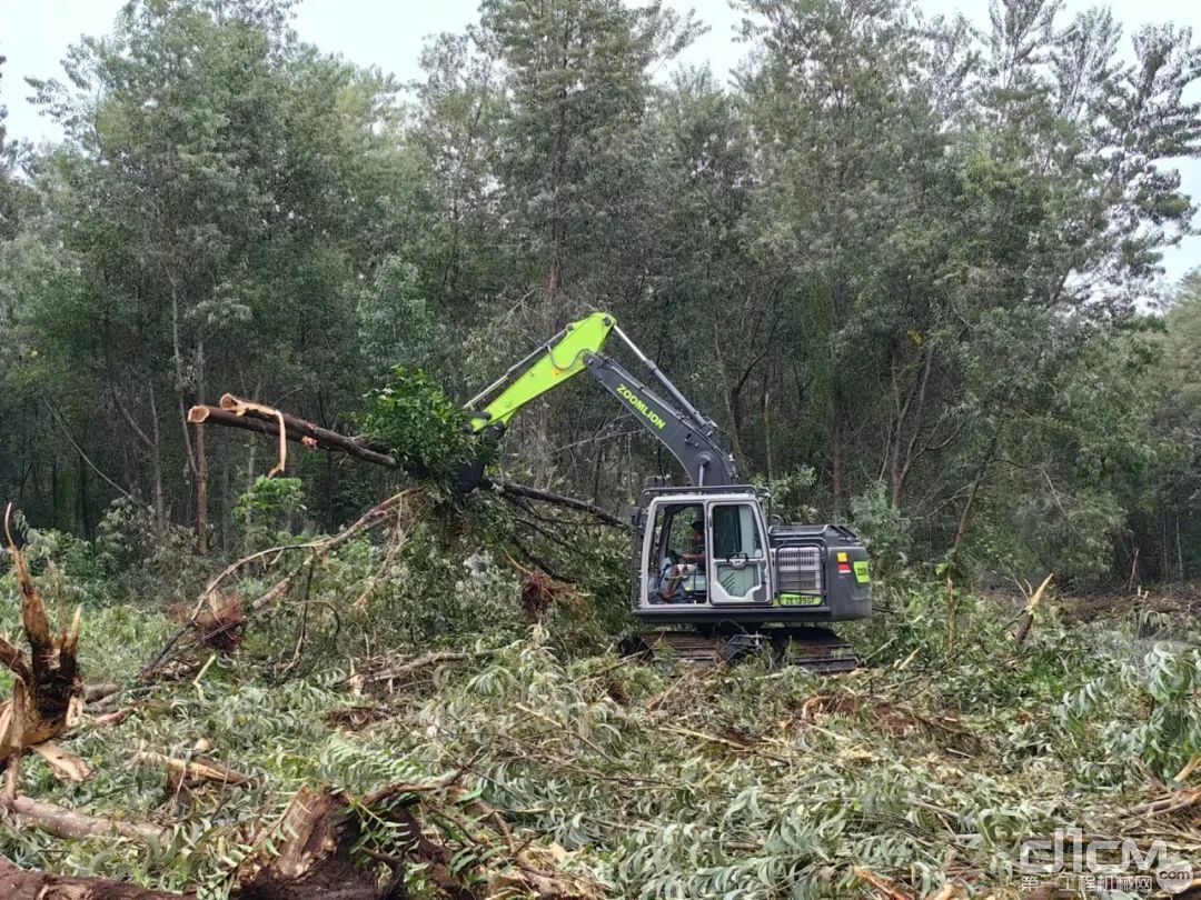 ▲中联重科ZE135GF森林型挖掘机作业现场