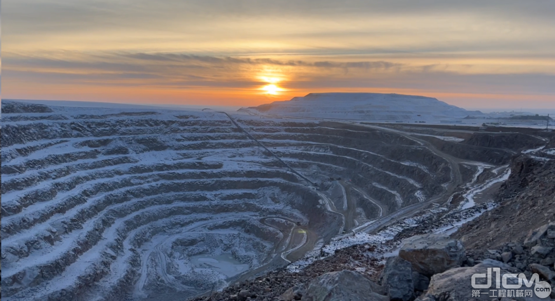 夕阳下的内蒙古金地矿业矿坑