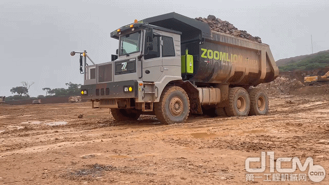 ▲驰骋非洲矿山的ZT115A矿用宽体车