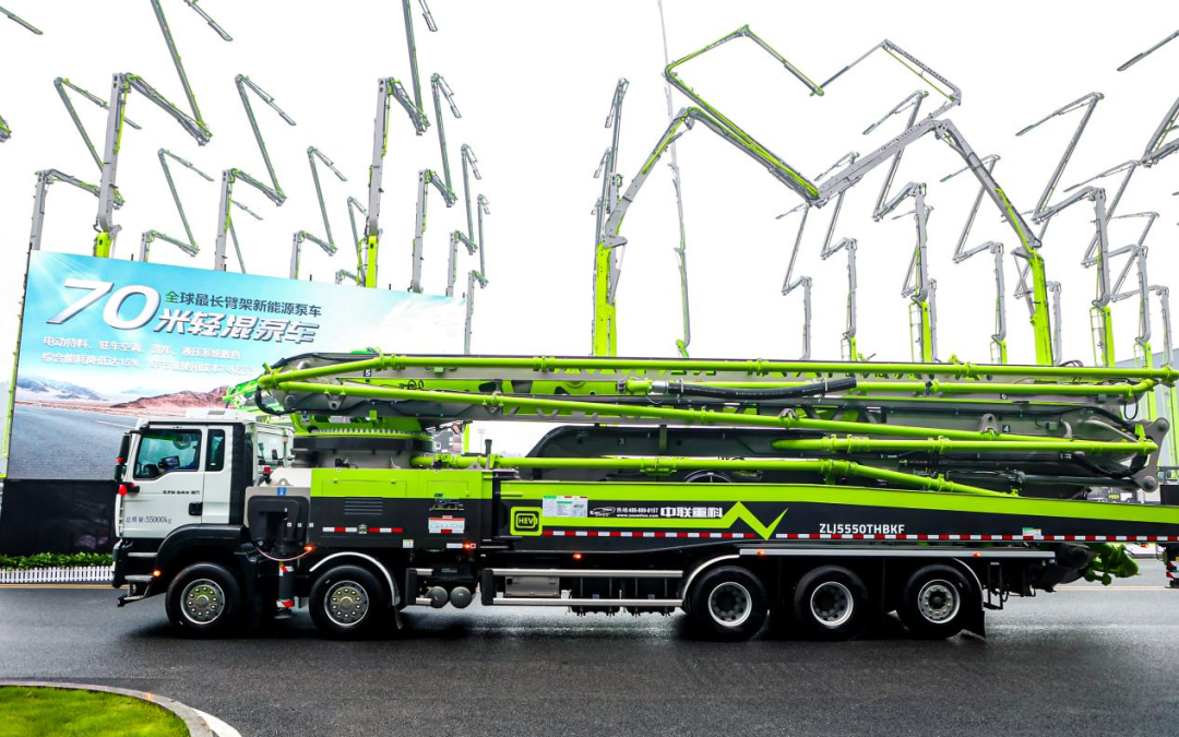 全球最长臂架新能源泵车——中联重科70米轻混泵车