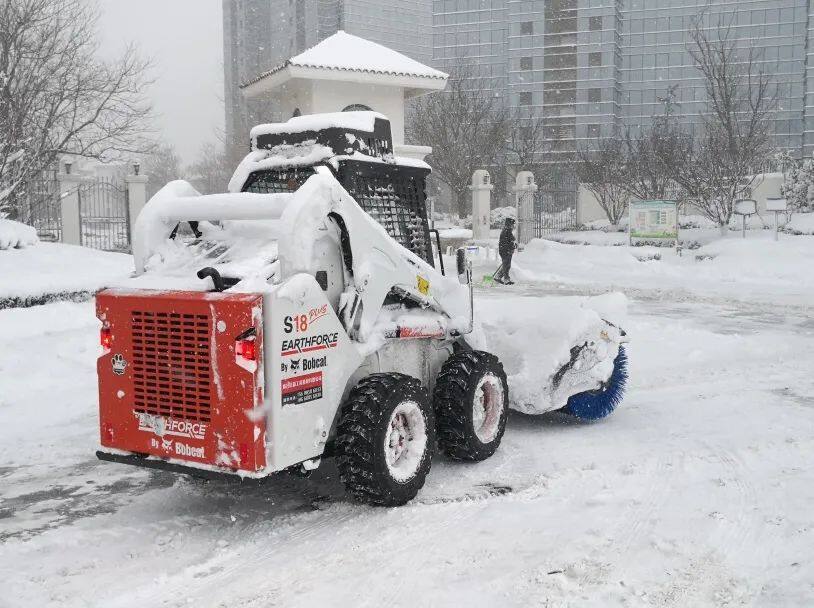 山猫S18进行道路清雪作业