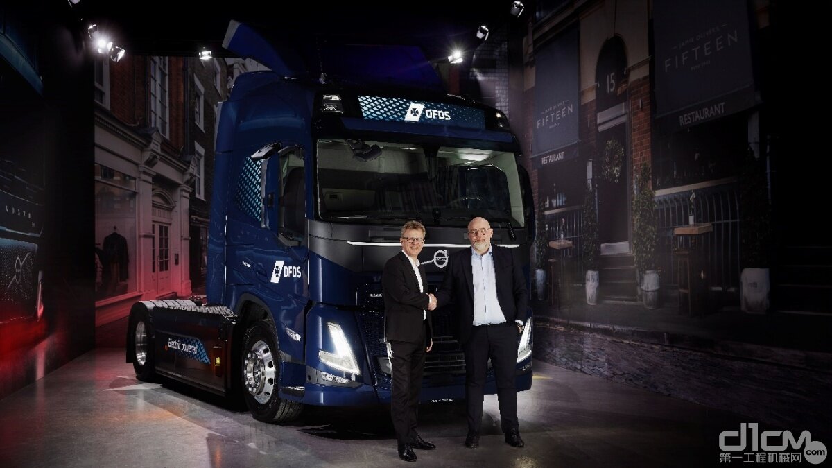                 左：沃尔沃卡车总裁Roger Alm                                                       右：丹麦联合汽船执行副总裁兼物流主管Niklas Andersson