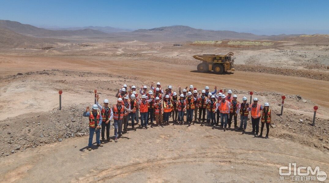 嘉能可（Glencore）与小松团队庆祝在洛马斯·巴亚斯铜矿成功部署AHS系统