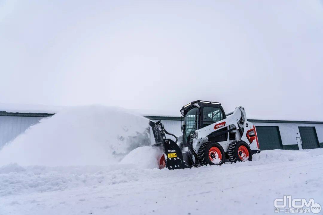 山猫S500系列滑移装载机除雪作业