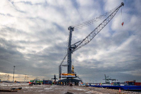 利勃海尔旗舰型挪移式码头高架吊LHM 800正式交付