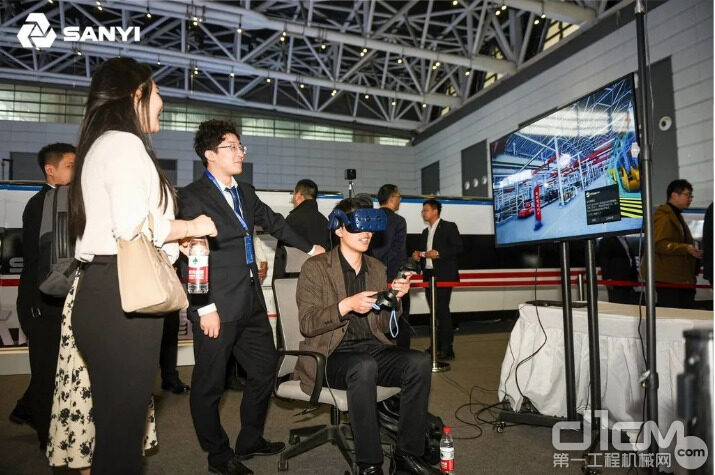 观众戴上VR眼镜云游三一产业园