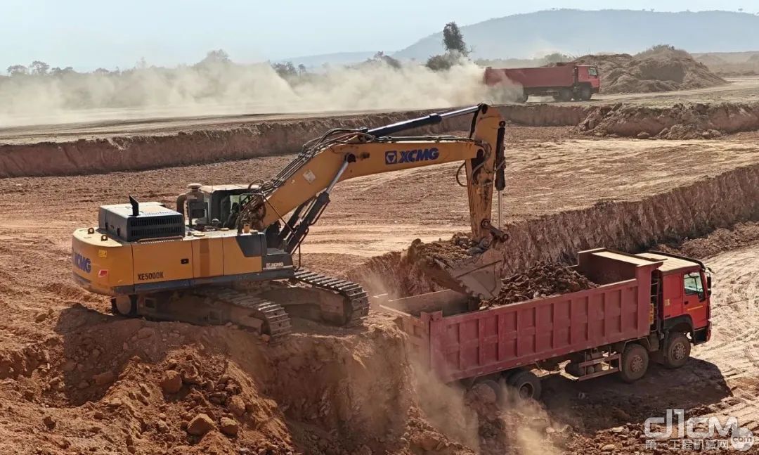 徐工挖掘机搭档徐工矿卡正在进行露天锂矿的地表剥离和挖掘装车工作
