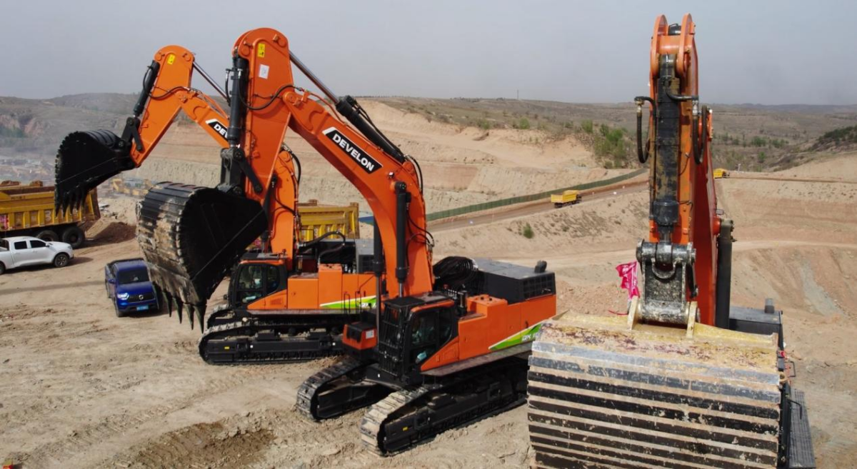 DEVELON（迪万伦）超大型挖掘机DX1000HD交付现场