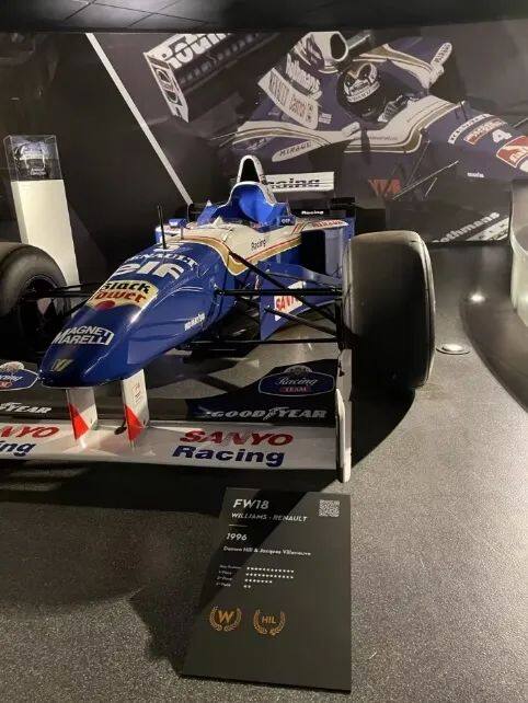 威廉姆斯博物馆展示的曾在96年取得辉煌战绩的FW18赛车。车队在全年16场比赛中取得12场的胜利，获得了车队和车手总冠军头衔。
