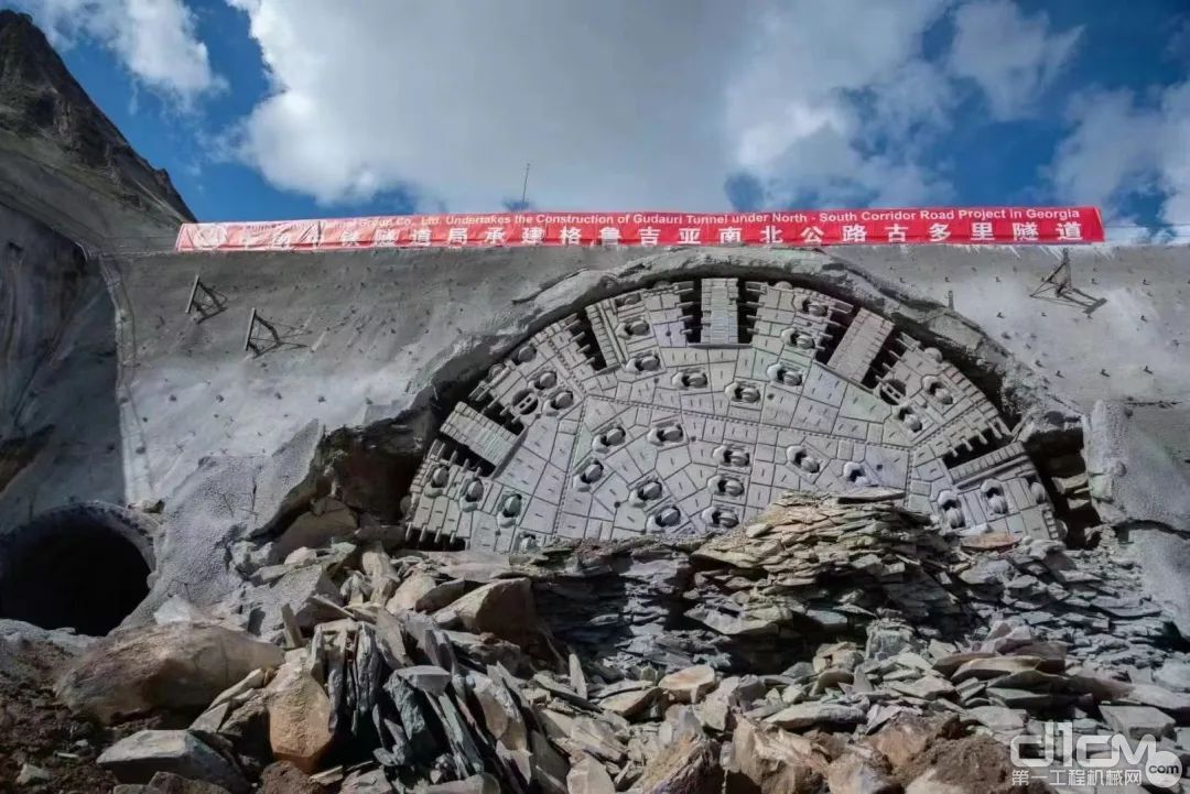 全球最大直径硬岩掘进机（TBM）“高加索号”破洞而出