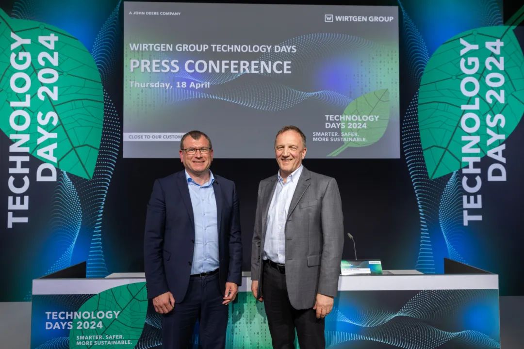 维特根集团首席执行官 Volker Knickel 博士（右）和 Kleemann GmbH 董事总经理 Alexander Knam（左）在新闻媒体发布会上的发言也为企业集团的可持续发展战略提供了深刻见解。