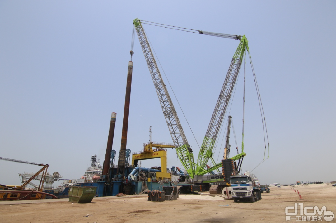 ▲ 阿联酋阿布扎比港口海上钻井作业平台拆装施工，超起轻型主臂SLDB-1_63m