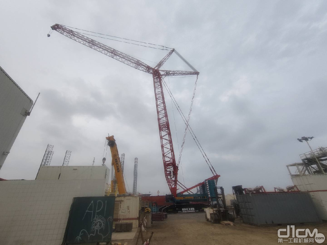 ▲ 阿联酋沙迦港口扩建项目，标准塔式副臂工况63米主臂+60m塔臂