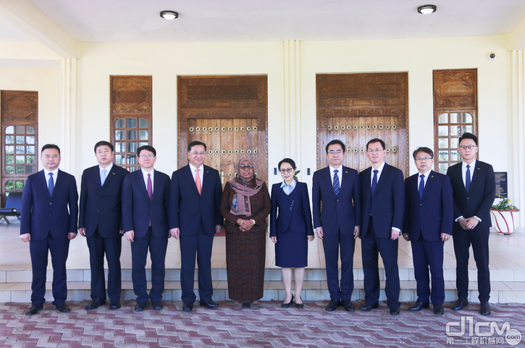 戴和根一行与坦桑尼亚总统哈桑、中国驻坦桑尼亚大使陈明健合影
