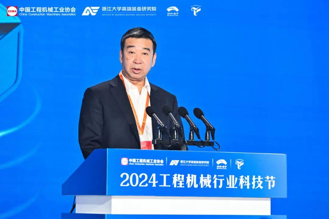 中国工程机械工业协会副会长李建友宣读选举结果