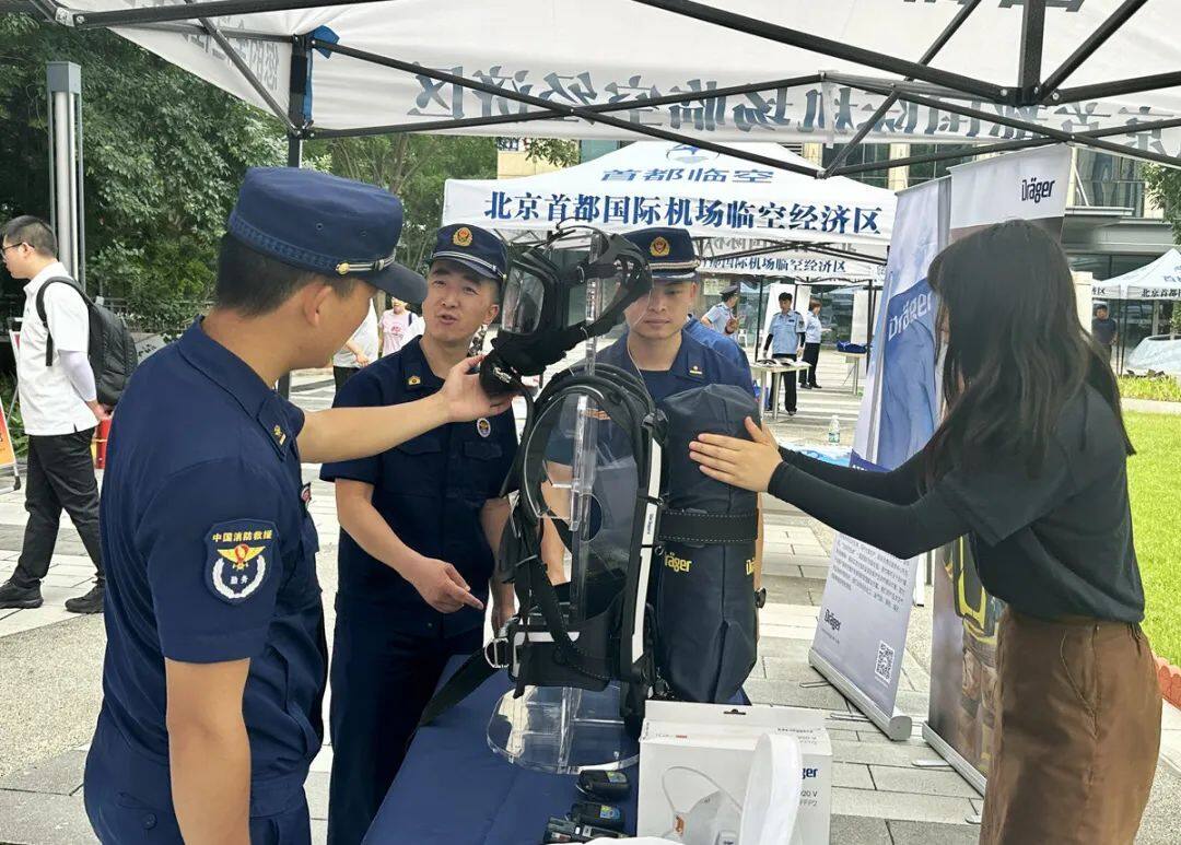 “藍朋友”對空氣呼吸器饒有興趣