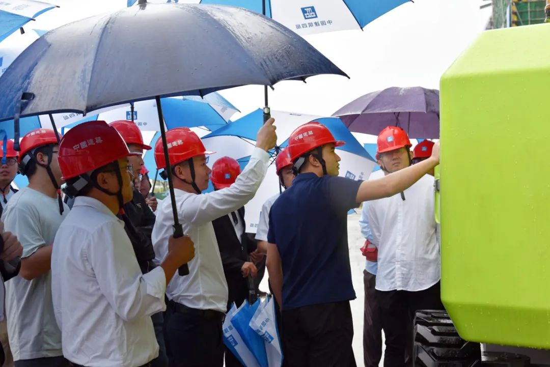 △专家老师雨中讲解操作要点