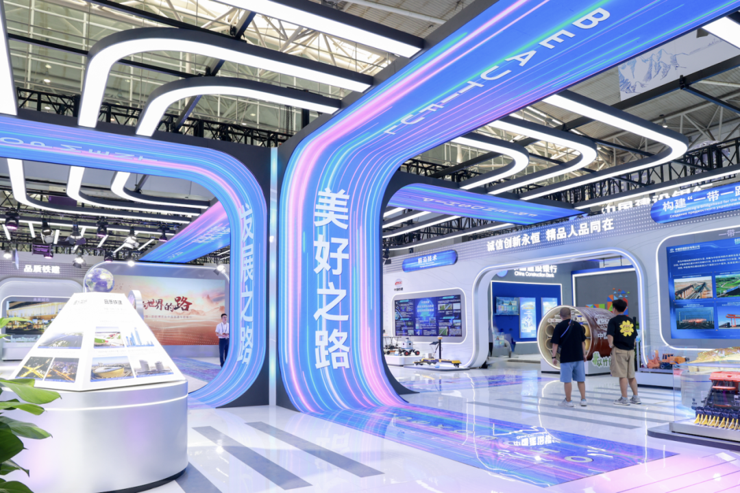 四条“光路”汇聚的中国铁建“通向世界的路”主题展区