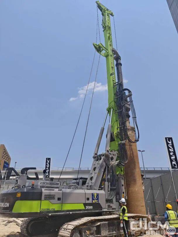 ▲中联重科旋挖钻机在迪拜顶奢豪宅项目Volta