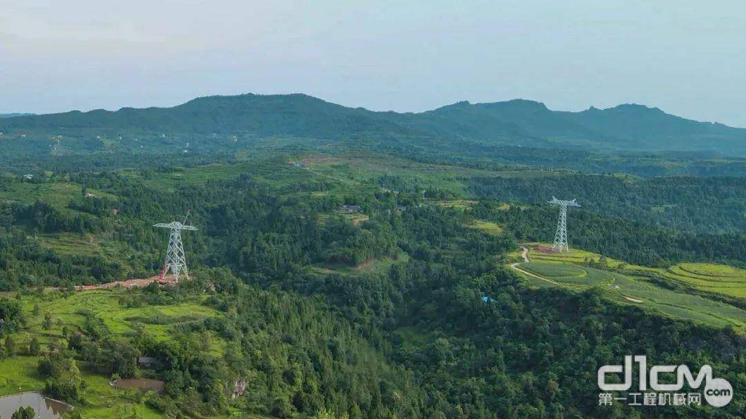 哈重线四川段线路全长291.6km，新建铁塔561基，线路纵贯四川东部，沿线经山地、林区、覆冰区，自然环境复杂、交叉跨越繁多。