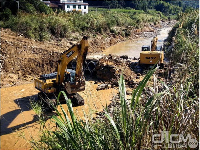 三一挖机等设备前往救灾现场（资兴西坌村、八面山村等地）