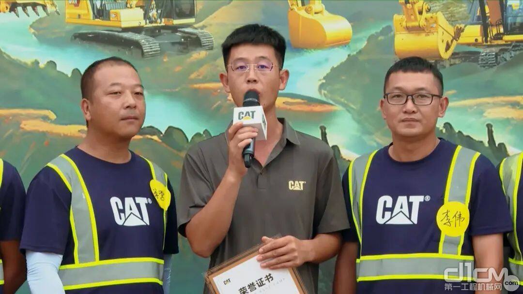 CAT冠军之路移动训练营学员为教练颁发最佳教练证书