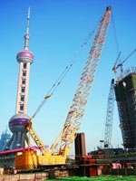 徐工100吨履带起重机在上海市政工程建设工地施工