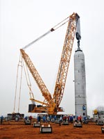 徐工1000吨履带起重机起吊760吨加氢裂化反应器