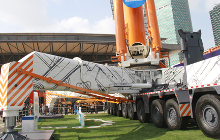 中联现场展出2000吨ZACB01全球最大轮式起重机