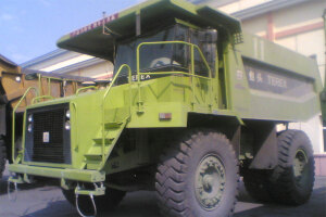 北方重工TR70煤斗型矿用自卸车