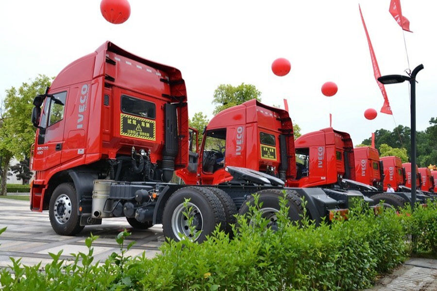 红岩杰狮M100重卡 390马力 6X4 牵引车(国四)(CQ4255HTG334)整体视图33133