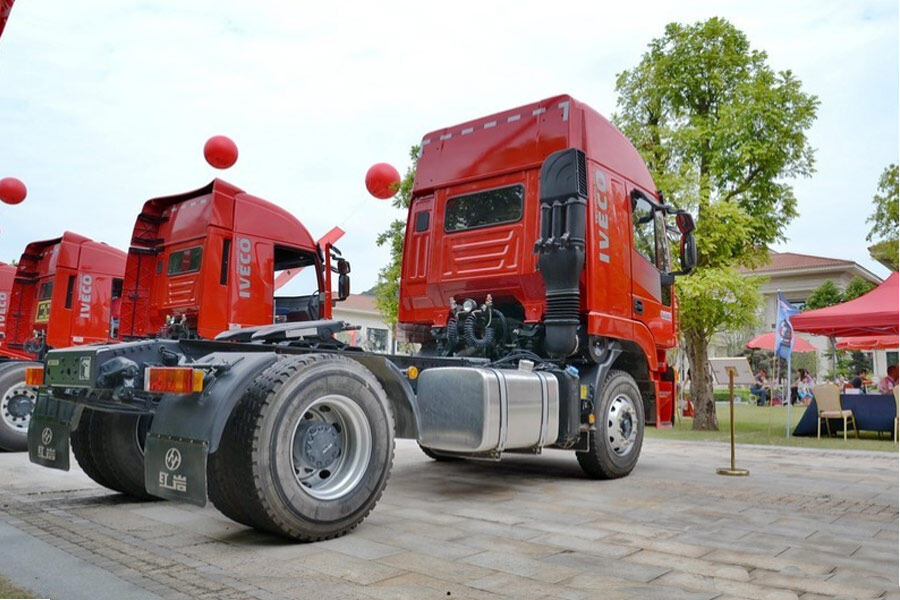 红岩 红岩 杰狮M100 336马力 4X2 LNG牵引车(CQ4186HTG381T)整体视图34051