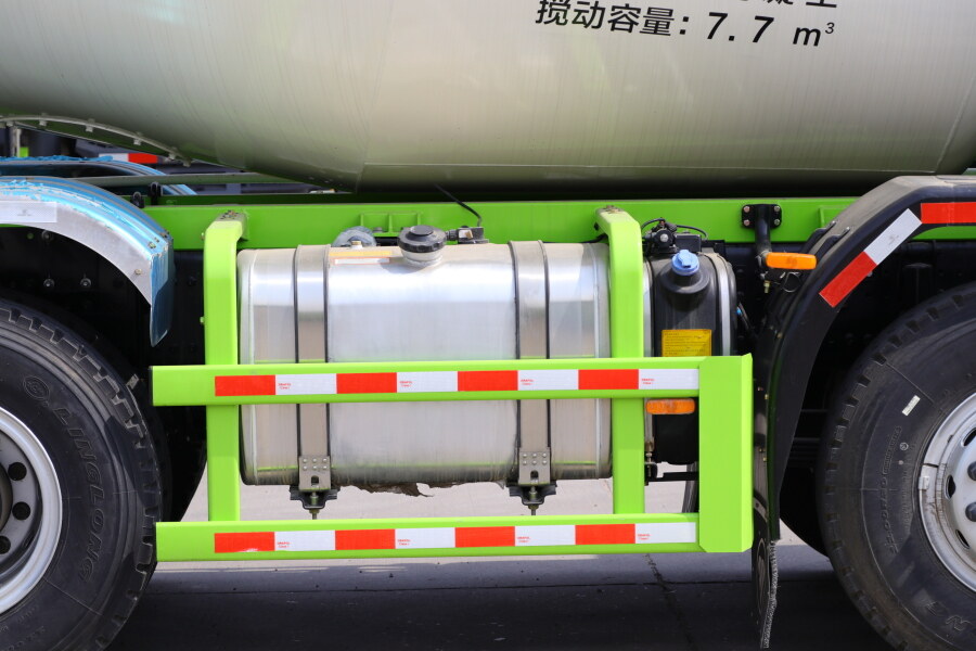 雷萨重机BJ5319GJB-6D（TL408 LNG）搅拌车局部视图55304