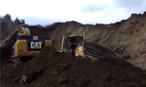 卡特349EL挖掘机同推土机互相合作