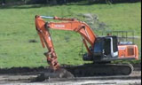 日立ZAXIS 240LC挖掘机在挖平地面土