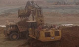 卡特彼勒6040矿用挖掘机施工作业