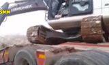 海德宝莱220挖掘机上拖板车发事故