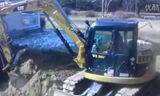 卡特308D cr挖掘机在很大游泳池和泥土填高