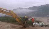 贵州暴雨 消防员坐挖掘机涉洪救人