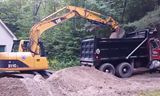 Cat 311C 挖土机与自卸卡车之间的完美交流